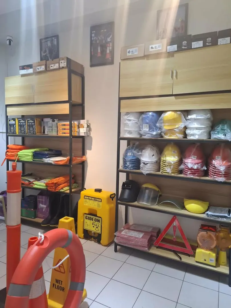 Rayons de casques, gilets et matériel de signalisation en boutique