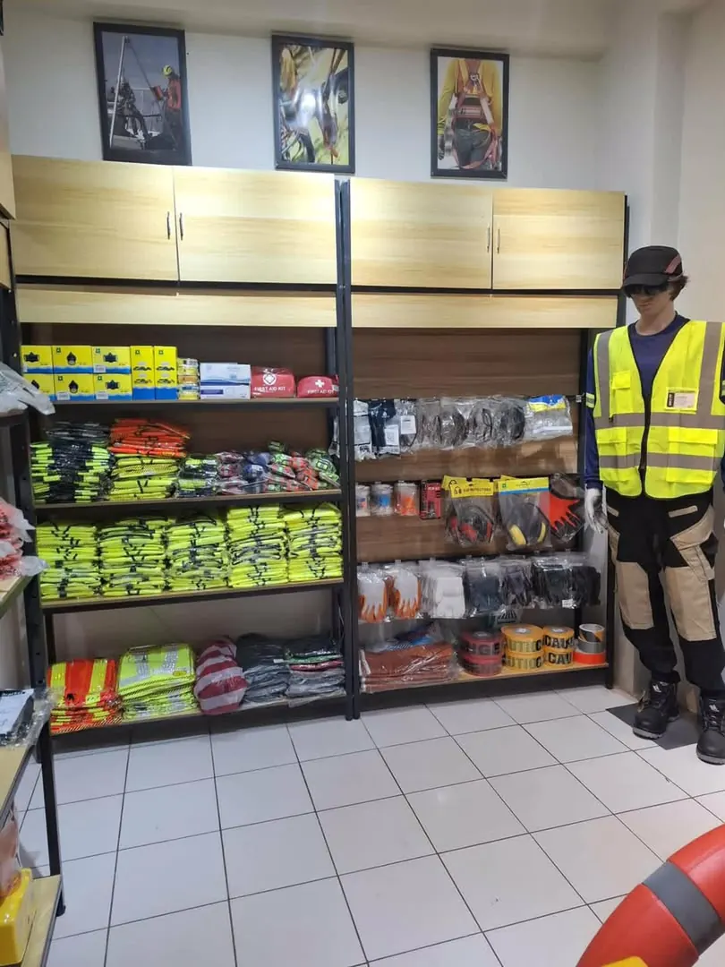 Rayons de vêtements de travail, gants et gilets haute visibilité en boutique