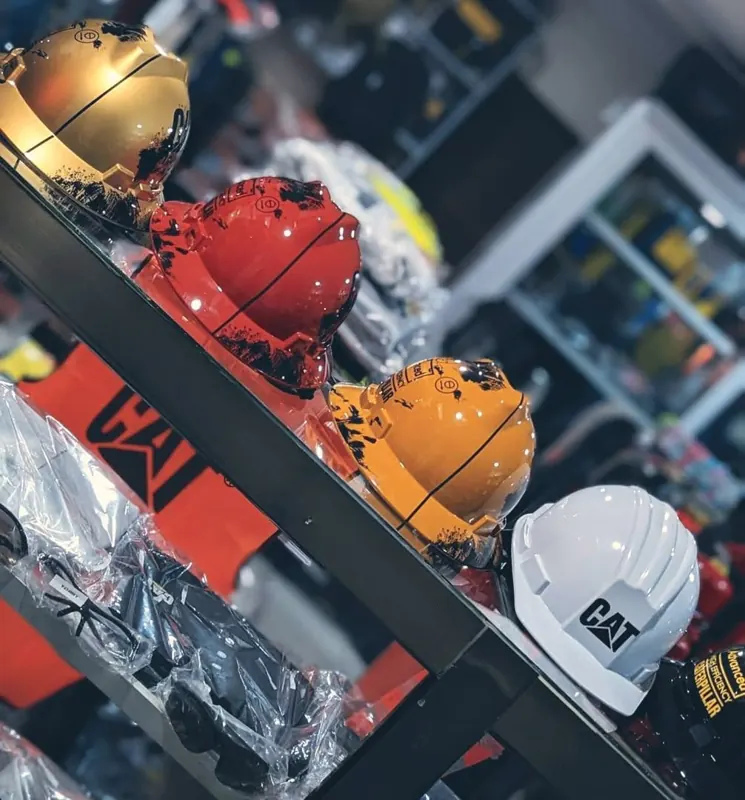 Casques de chantier de plusieurs couleurs en rayon