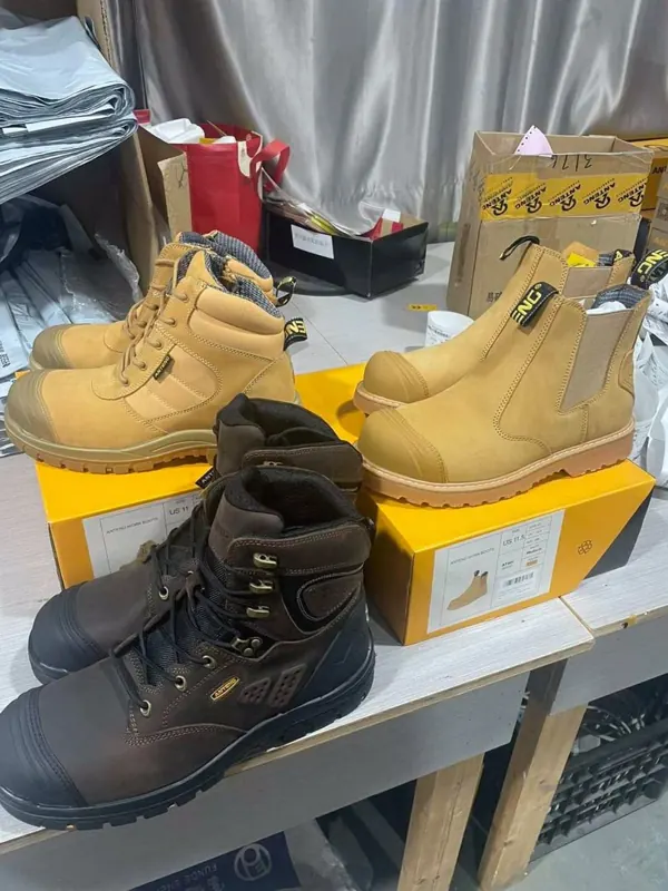 Chaussures de sécurité montantes et basses sur leurs boîtes