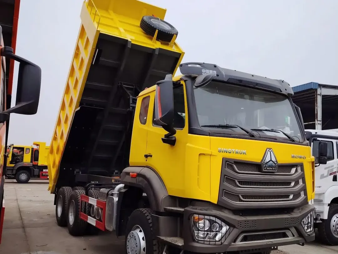Camion benne Howo jaune, benne levée